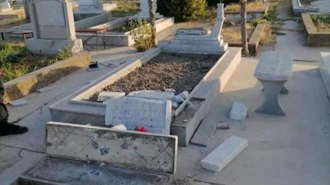 Малолетни са поругали снощи гробищата и са нанесли щети на около 85