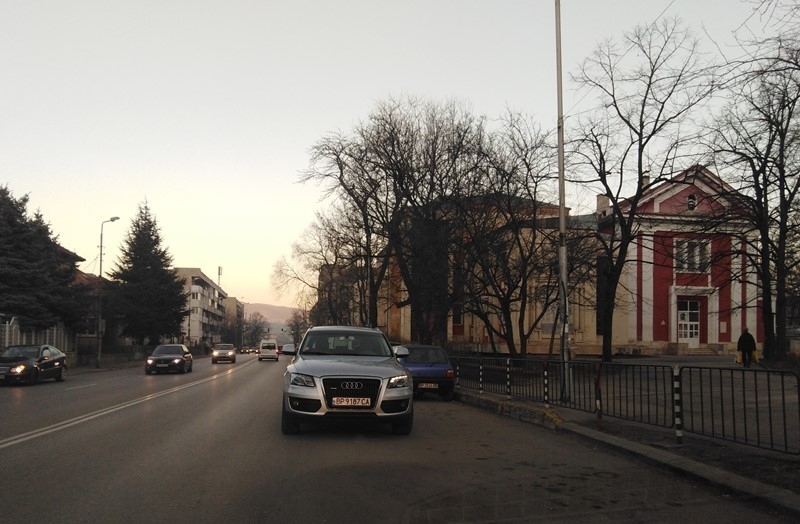 Нагъл шофьор вбеси врачани след като заряза лъскавото си Ауди