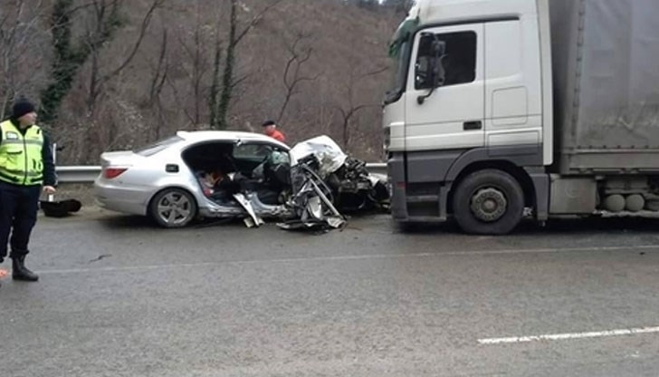 Жена загина в тежка катастрофа между камион и кола на