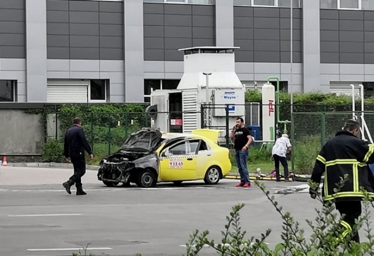 Автомобил се запали на няколко крачки от колонката за зареждане