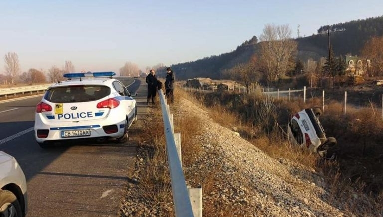 Лек автомобил Фолксваген е изхвърчал от пътя край Борован научи