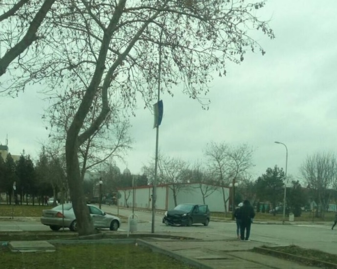 Лека катастрофа е станала преди около час на кръстовище в