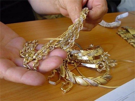 Апаш открадна злато от апартамент във Видин, съобщиха от МВР.
Кражбата