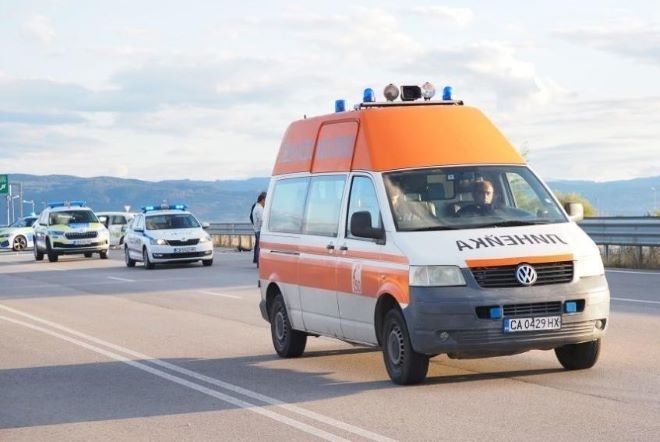 Шофьор помете с колата си служители на АПИ край Ботевград