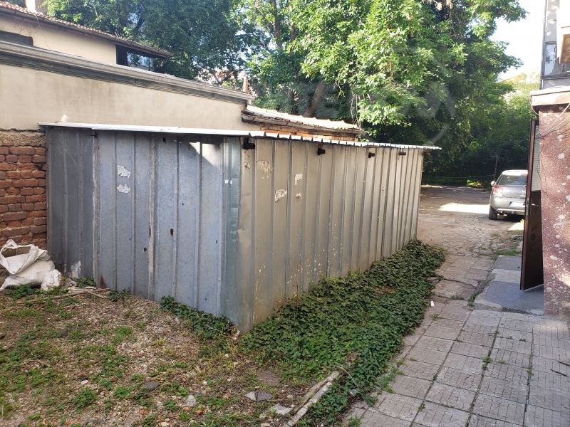 Неизвестен опоска гаража на мъж в Лом съобщиха от пресцентъра