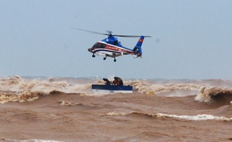 15 души загинаха при бурите във Виетнам /снимки/