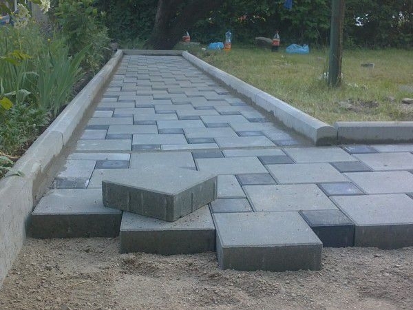 Докъде я докарахме? Започнаха да крадат плочките от тротоара във врачанско село