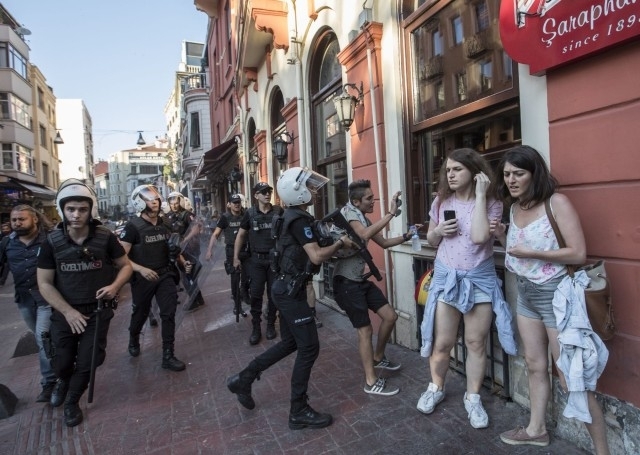 Полицията в Истанбул използва сълзотворен газ за да разпръсне стотици