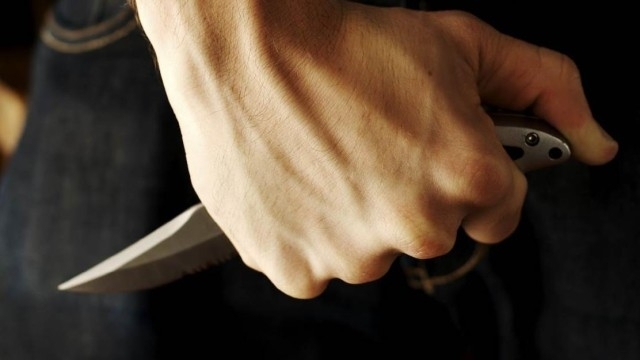 Неизвестен нападна с нож служители в магазин на бензиностанция в