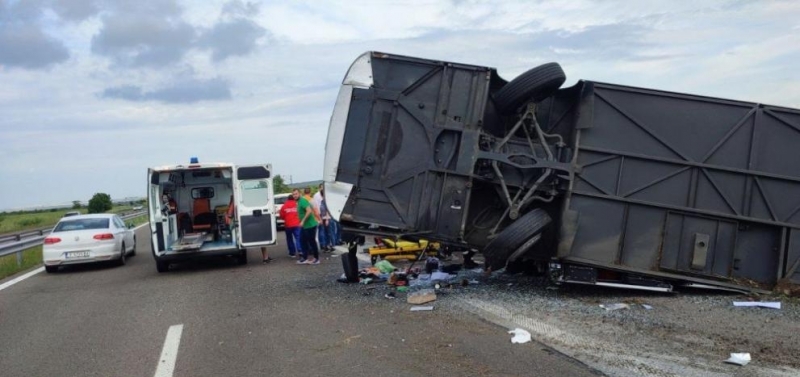 Автобус с 90 пътници от Украйна се преобърна снощи край