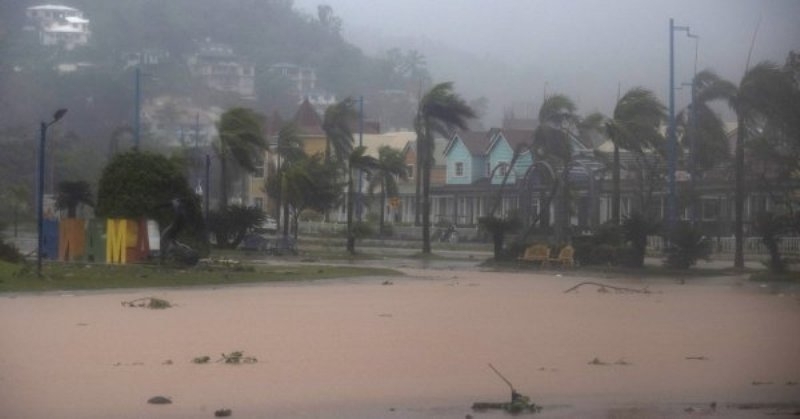 Стотици бяха евакуирани след като ураганът Фиона удари източната част