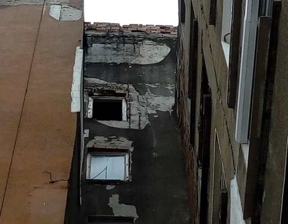 Блок в центъра на Враца се разпада а живущите в