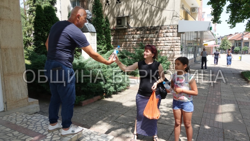 Община Берковица раздава безплатна минерална вода заради жегите съобщиха от