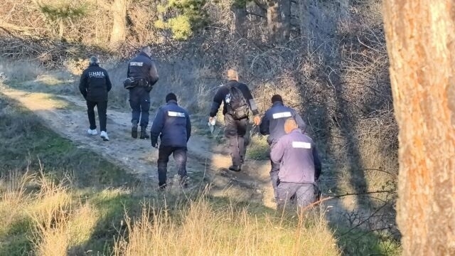 Извънредна ситуация! Полицаи, пожарникари и цяло село търсиха с кучета и термокамери изчезнало дете в Монтанско