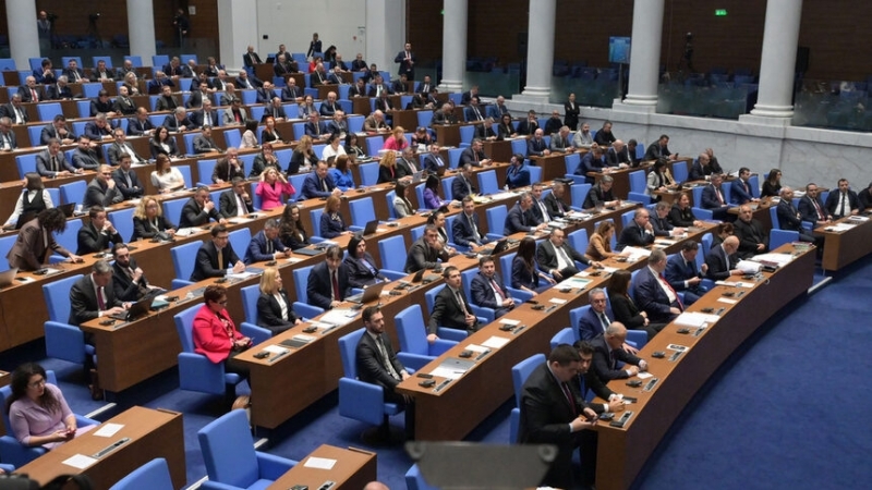 Без изненади в посланията на политическите сили започна новия парламентарен