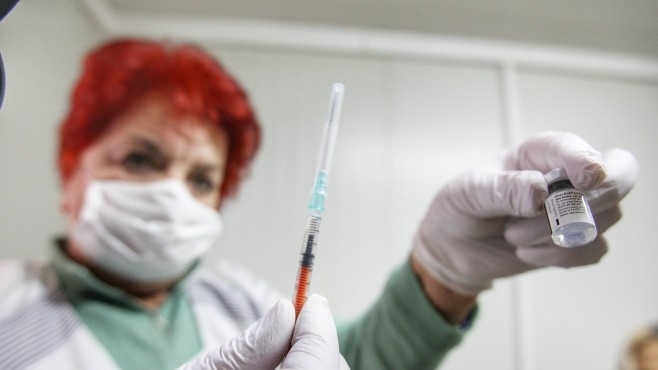 България и Румъния тревожно изостават с ваксинирането срещу коронавирус пише