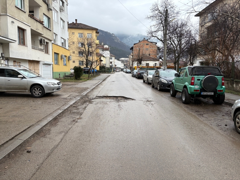 Огромни дупки затвориха улица в центъра на Враца видя репортер