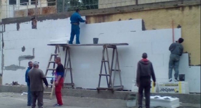 Цял блок в Бургас остана без покрив след некачествено саниране