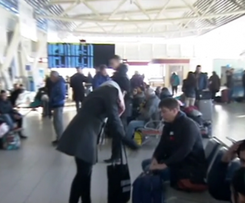 Близо 200 пътници са блокирани на летище София заради отменен