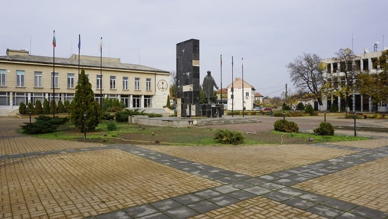 Ремонтиран е паметникът на Васил Воденичарски в община Хайредин научи