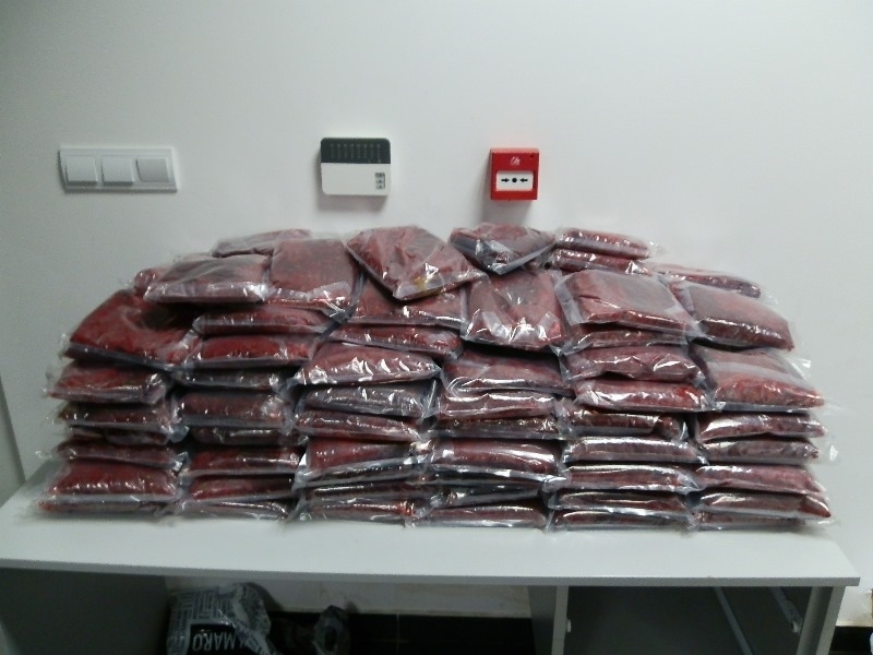 Митнически служители са задържали 199 пакета с паста за наргиле