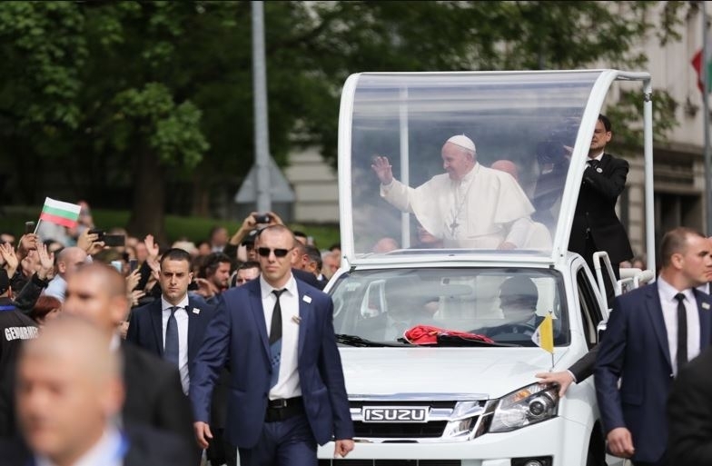 Страшен скандал предизвика подготовката за посещението на папа Франциск в
