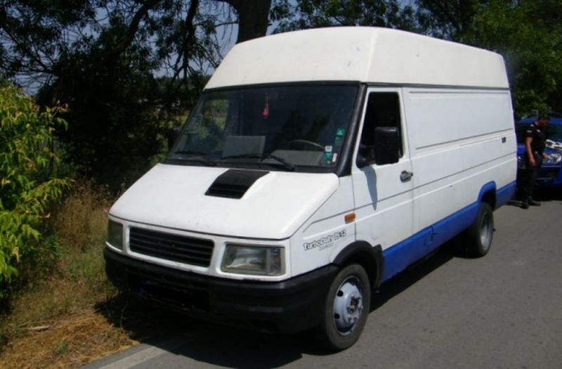 Нелегални мигранти натъпкани в кола са открили служители на РУ Пирдоп съобщават