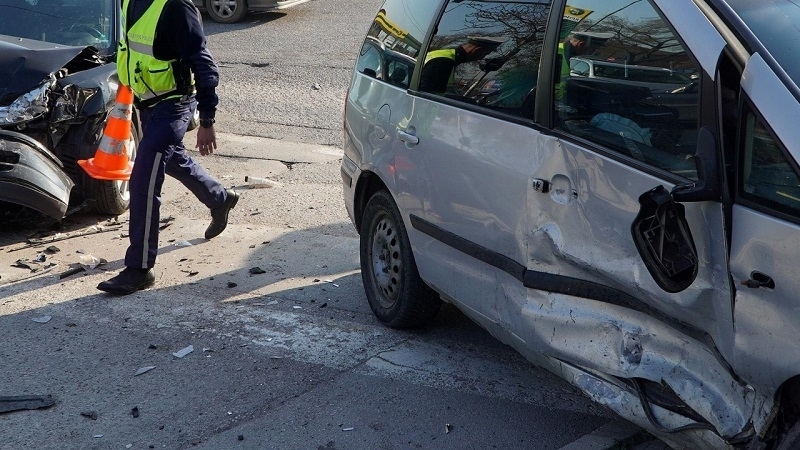 Близки и приятели на пострадалото при тежка катастрофа в Добрич