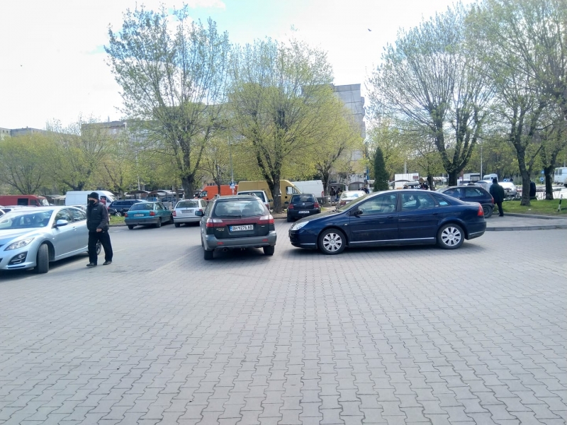 Безкрайна наглост! Видинчанин спря като арабин в пустиня на паркинг в града