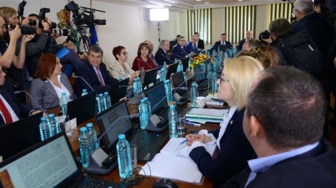 Сигнал за бомба се опита да прекъсне изслушването на Иван