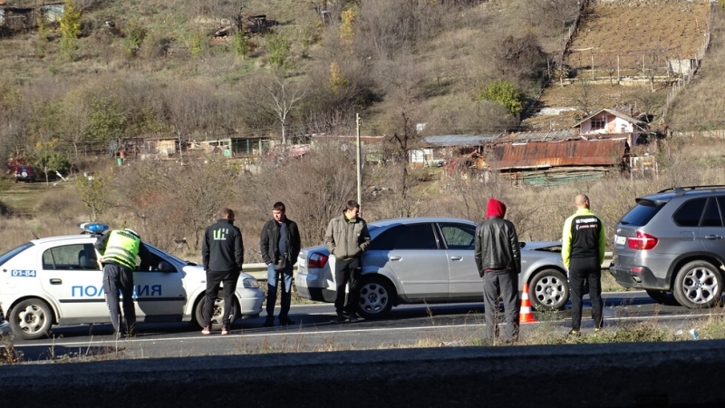 Млада жена пострада леко след верижен сблъсък на три леки