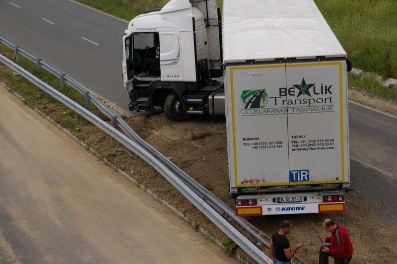 Затруднено е движението през Прохода на Републиката заради катастрофа съобщиха