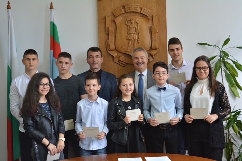 В навечерието на 24 май кметът Златко Живков връчи стипендиите