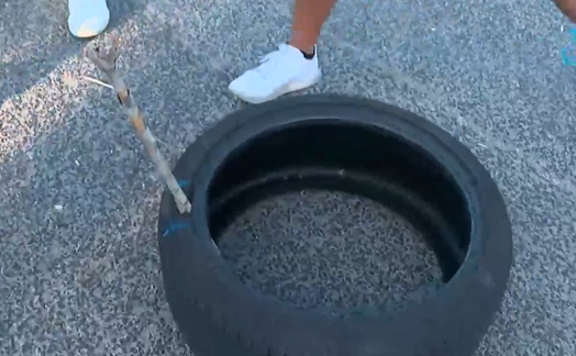 Шофьор разцепи предна гума на колата си в дълбока дупка