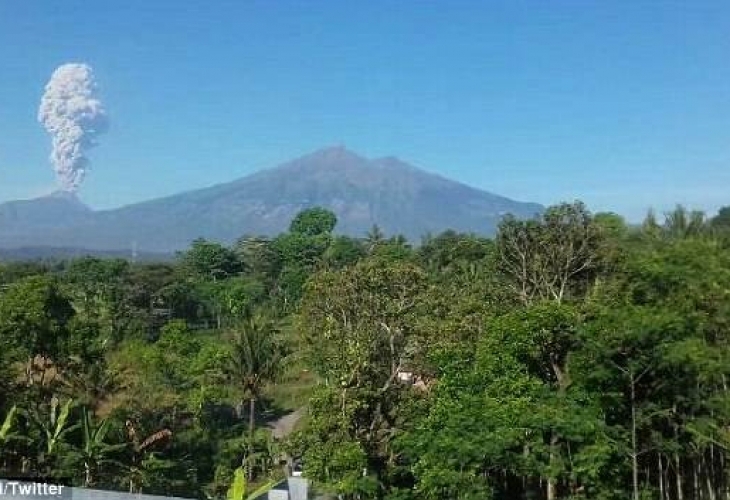 Вулканът избухна на границата между Централна Ява и Джакарта в