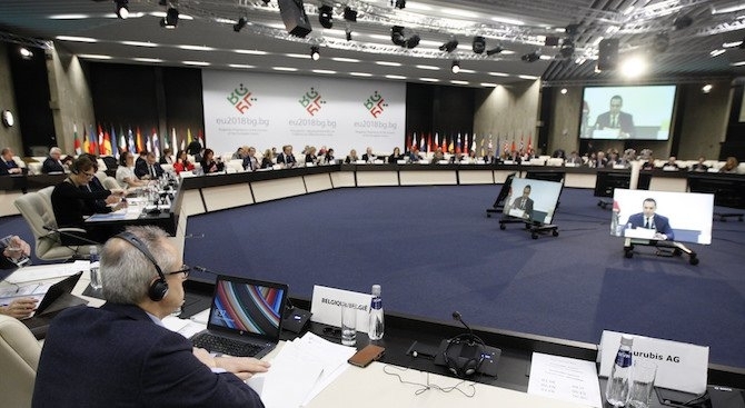 Около 560 лева на ден излиза издръжката на един евроделагат