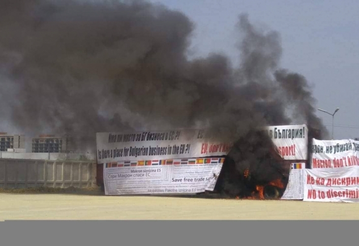 Точно в 12 часа лично председателят на Съюза на международните