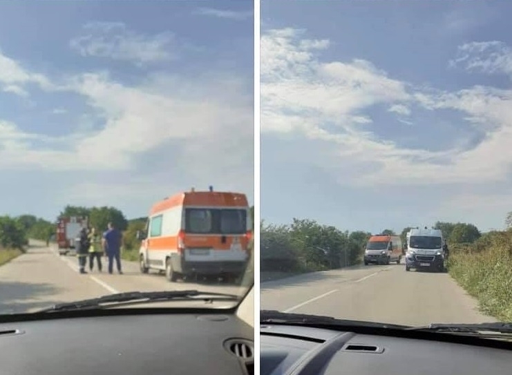 Микробус с пътници е напуснал пътното платно и е спрял