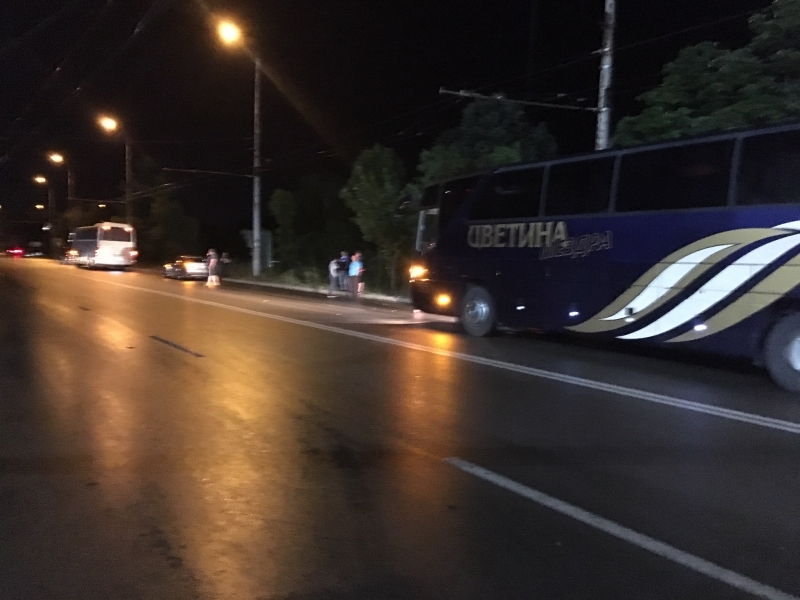 Метална част от контактната мрежа на тролеите падна във Враца