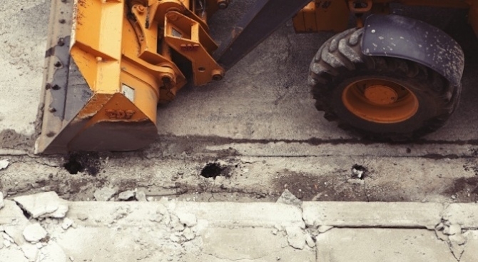 Работник почина след като бе прегазен от тежкотоварна техника в