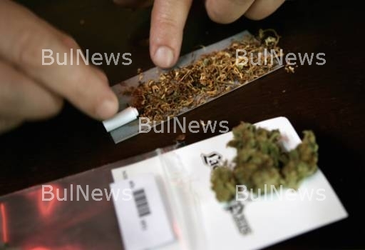 Хлапак опита да се отърве от дрога при обиск