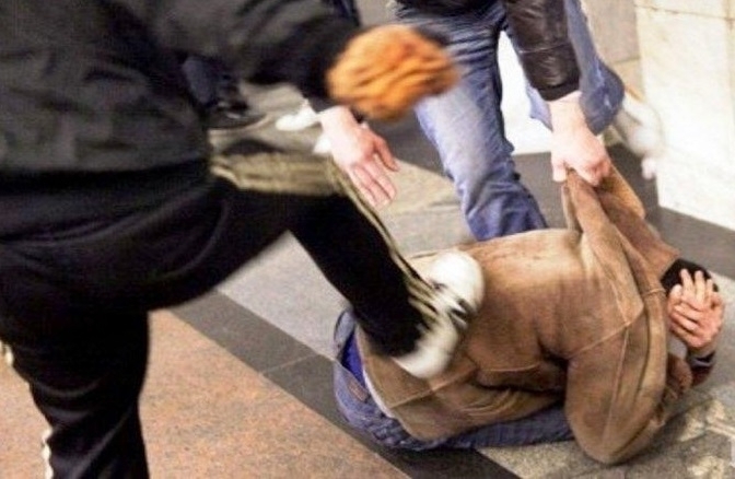 Двама мъже са нанесли побой на полицейски служител в центъра