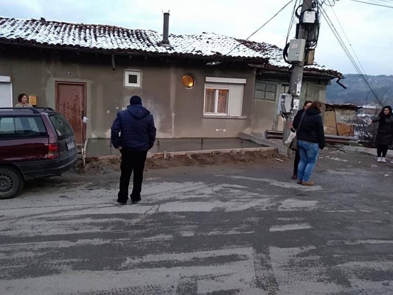 Семейство от Велико Търново осъмна със строителна площадка пред дома