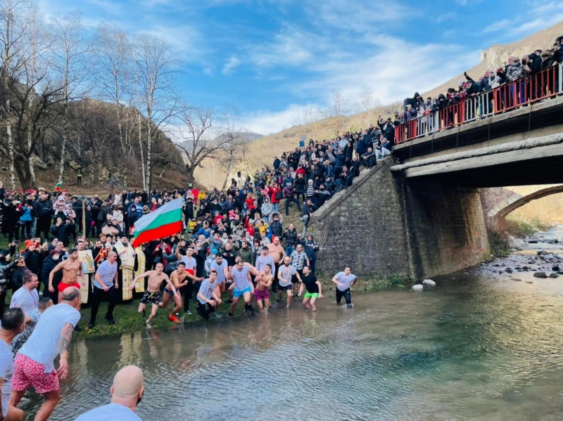 На големия християнски празник Йордановден Богоявленският кръст бе спасен
