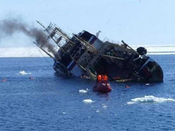 Риболовният кораб Медуза се разби в скалите край Созопол научи