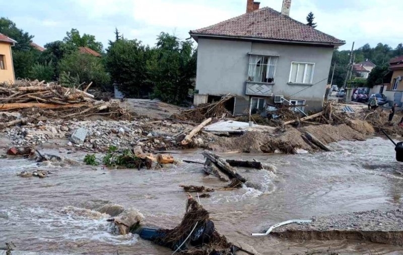 Студеното време изправя жителите на пострадалите от наводненията села в Карлово пред