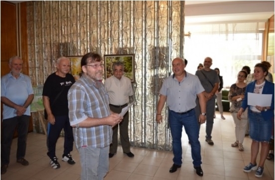 Потънал в зеленина и красив ухаещ на борове и на