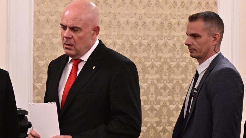 Главният прокурор Иван Гешев поиска да си тръгне от заседанието