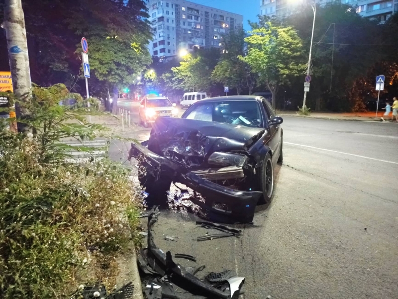 Шофьор на БМВ се блъсна в Рено и рани водача