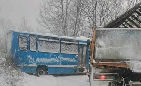 Автобус Мерцедес изпълняващ редовен курс по маршрут Мездра Ребърково